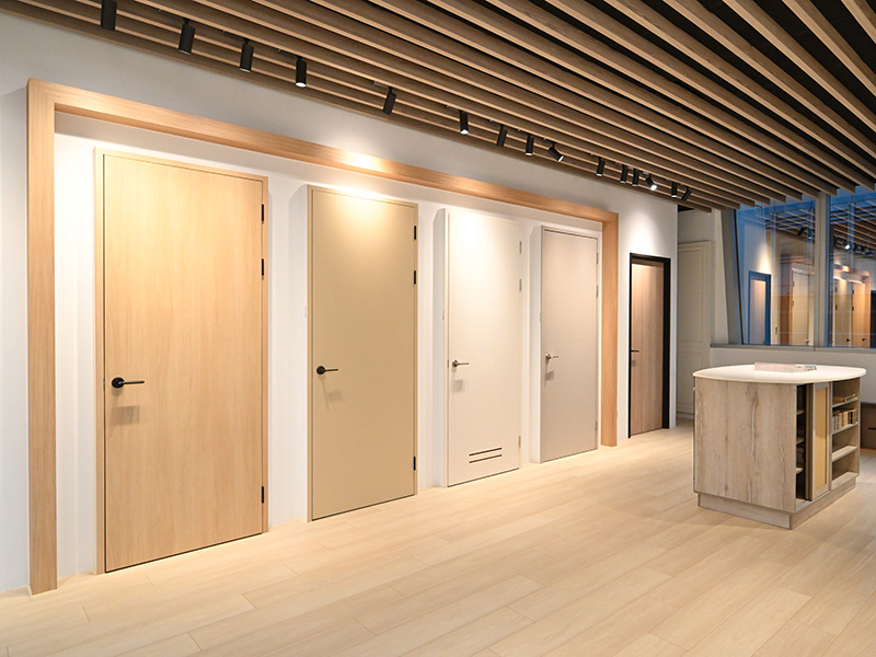 翰可台北展間 - HDP 訂製門組展示區，提供室內房門與降噪門組的實體質感與開關操作體驗