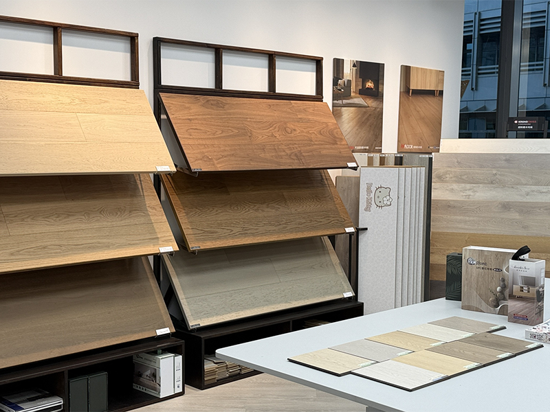 翰可台北展間 - 瑞士柯諾超耐磨木地板與 SPC 地板全尺寸展示區，提供實體踩踏感與大面積對色