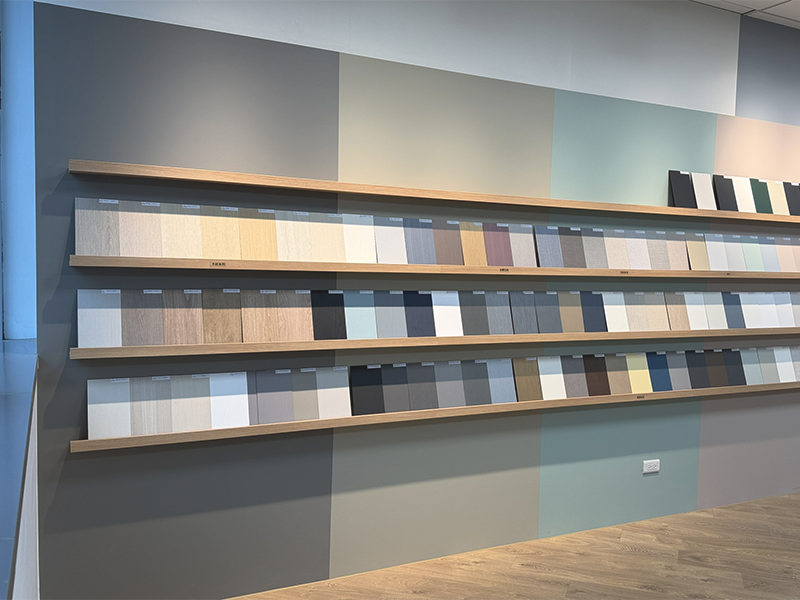 翰可台北展間 - 超寫真自黏軟片展示牆，展示多款仿真木紋、石紋與金屬質感貼膜