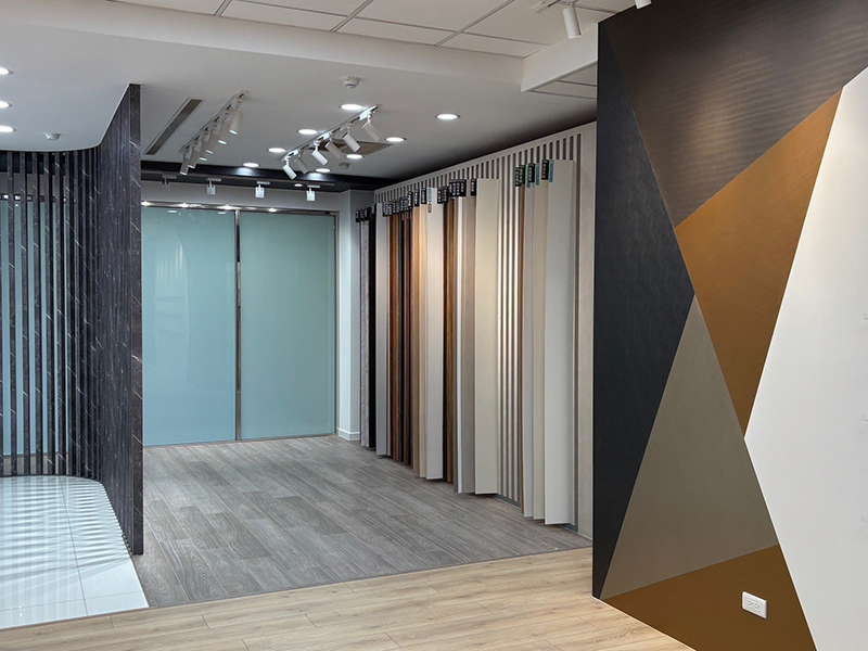 翰可台北展間 HDP 寫真板大板展示 - 完整呈現木紋、石紋連續性，提供室內設計精準對色服務