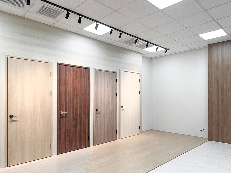 翰可國際台南展間 - HDP 訂製門組展區，現場展示原尺寸房間門、軌道拉門及防水廁所門實品。