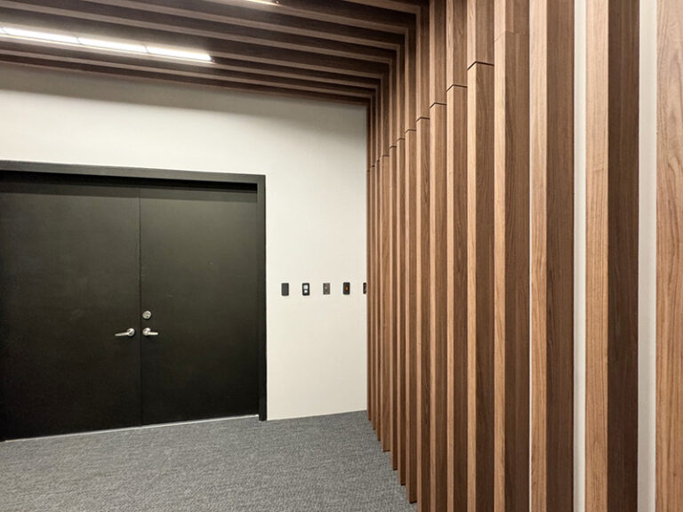 HDP訂製格柵案例照使用皇家胡桃花色，格柵設計運用在商業空間的接待處，牆面延伸至天花板。